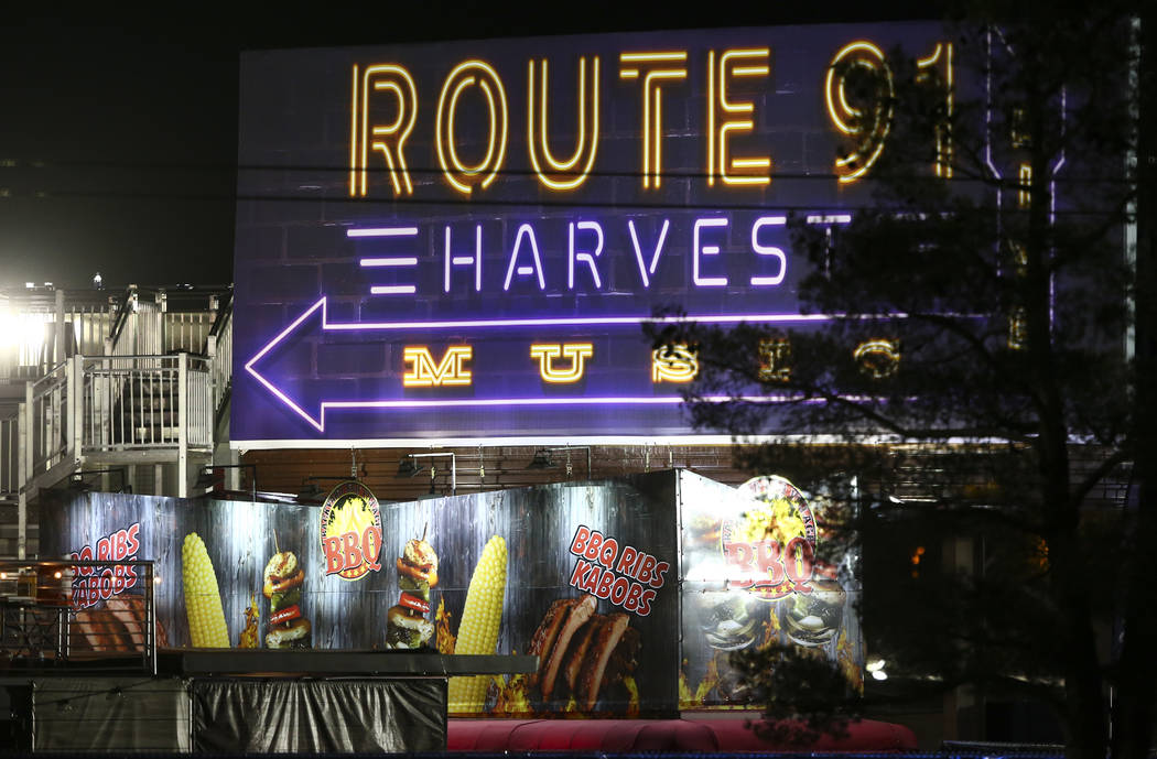 Los terrenos del festival para Harvest Route 91 se alzan en segundo plano mientras la policía de Las Vegas investiga el 2 de octubre de 2017. La noche anterior, 58 personas murieron cuando un hom ...