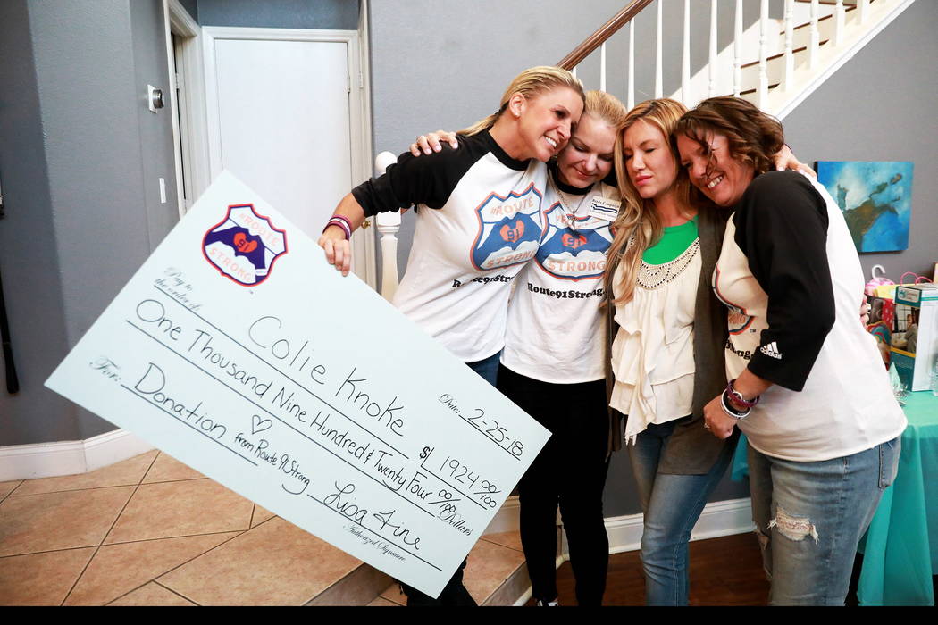 Desde la izquierda, supervivientes del tiroteo del 1 de Oct. Lisa Fine, Christine Caria, Colie Knoke y Jennifer Holub se abrazan después de que Knoke recibiera un cheque de Route91Strong en Las V ...
