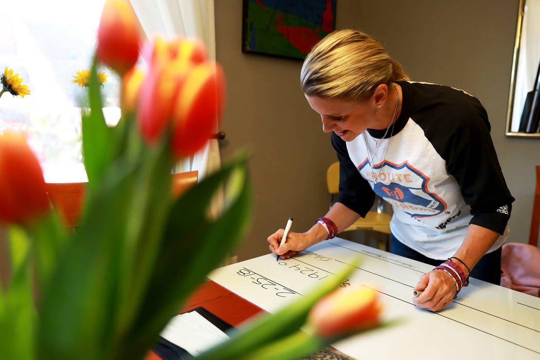 Lisa Fine, sobreviviente del tiroteo y fundadora de Route 91 Strong, firma un cheque para los sobrevivientes del tiroteo del 1 de octubre en Las Vegas el domingo 25 de febrero de 2018. Revista-Dia ...