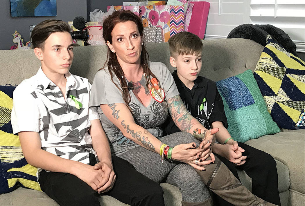 La superviviente de Las Vegas Mindy Foster, de 42 años, con sus hijos, Trenton Lapetina, 15, izquierda, y Treydon Lapetina, 12, discute el alivio que siente que el dinero le llegue, en una reside ...
