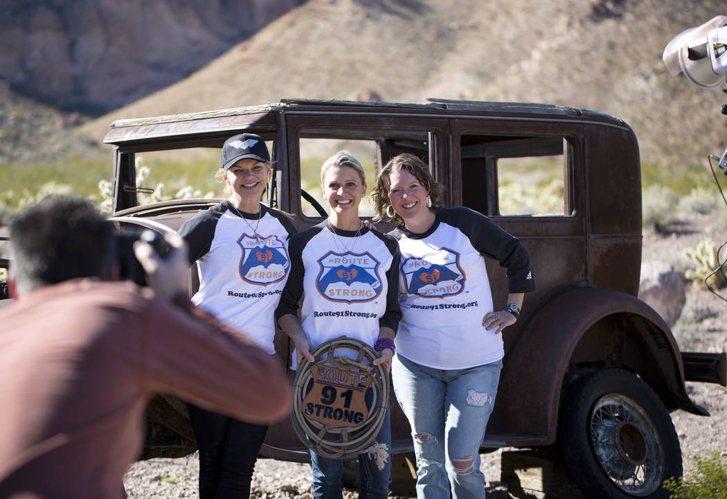 Los supervivientes de Route 91 Harvest, Christine Caria, desde la izquierda, Lisa Fine y Jennifer Holub posan durante una sesión de fotos para sobrevivientes en la mina Eldorado Canyon en Nelson, ...