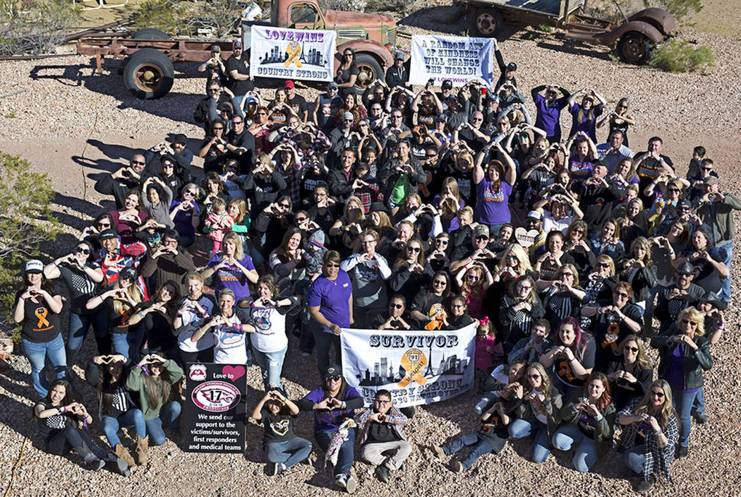 Los sobrevivientes del Route91 Harvest se reúnen para una foto grupal en la mina Eldorado Canyon en Nelson, Nevada, el domingo 25 de febrero de 2018. Richard Brian Las Vegas Review-Journal @ vega ...