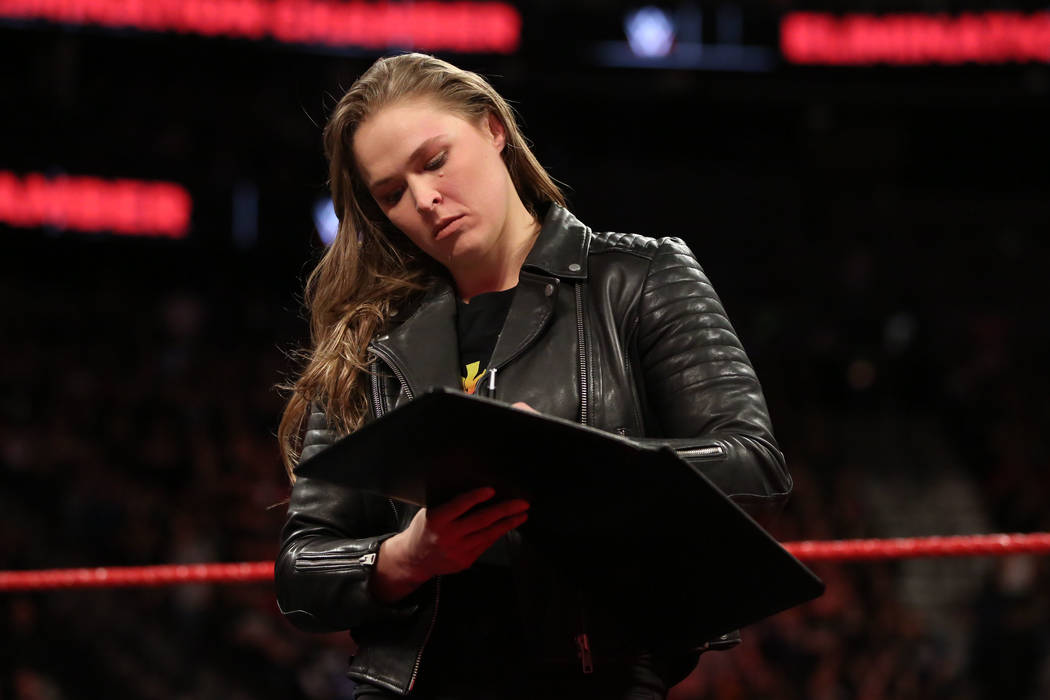 Ronda Rousey firmó su contrato de la WWE en la Arena T-Mobile el domingo. (WWE)