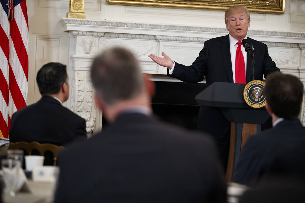 El presidente Donald Trump habla durante una reunión con los miembros de la Asociación Nacional de Gobernadores en el comedor estatal de la Casa Blanca, el lunes 26 de febrero de 2018 en Washing ...