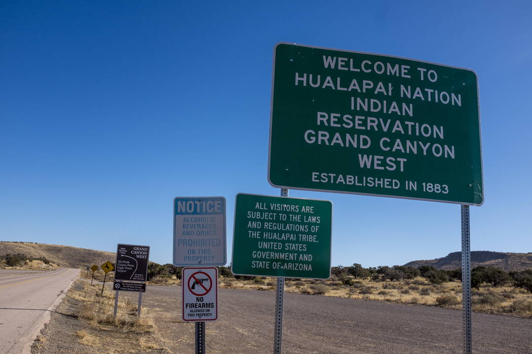 Señales a la entrada del Gran Cañón del Oeste y la Reserva Indígena de la Nación Hualapai en Arizona el domingo 11 de febrero de 2018. (Patrick Connolly Las Vegas Review-Journal) @PConnPie