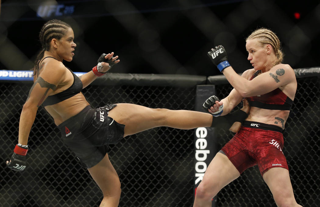 9 de septiembre de 2017; Edmonton, Alberta, Canadá; Amanda Nunes (guantes rojos) pelea contra Valentina Shevchenko (guantes azules) durante el UFC 215 en Rogers Place. Crédito obligatorio: Perry ...