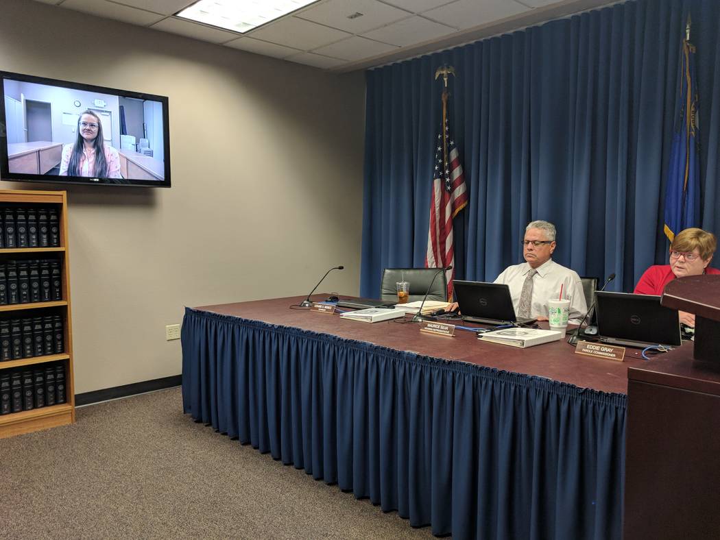 Jessica Williams, izquierda, testificó a través de una videoconferencia el 27 de febrero de 2018 frente a los miembros del Consejo de Libertad Condicional de la Junta de Representantes de Nevada ...