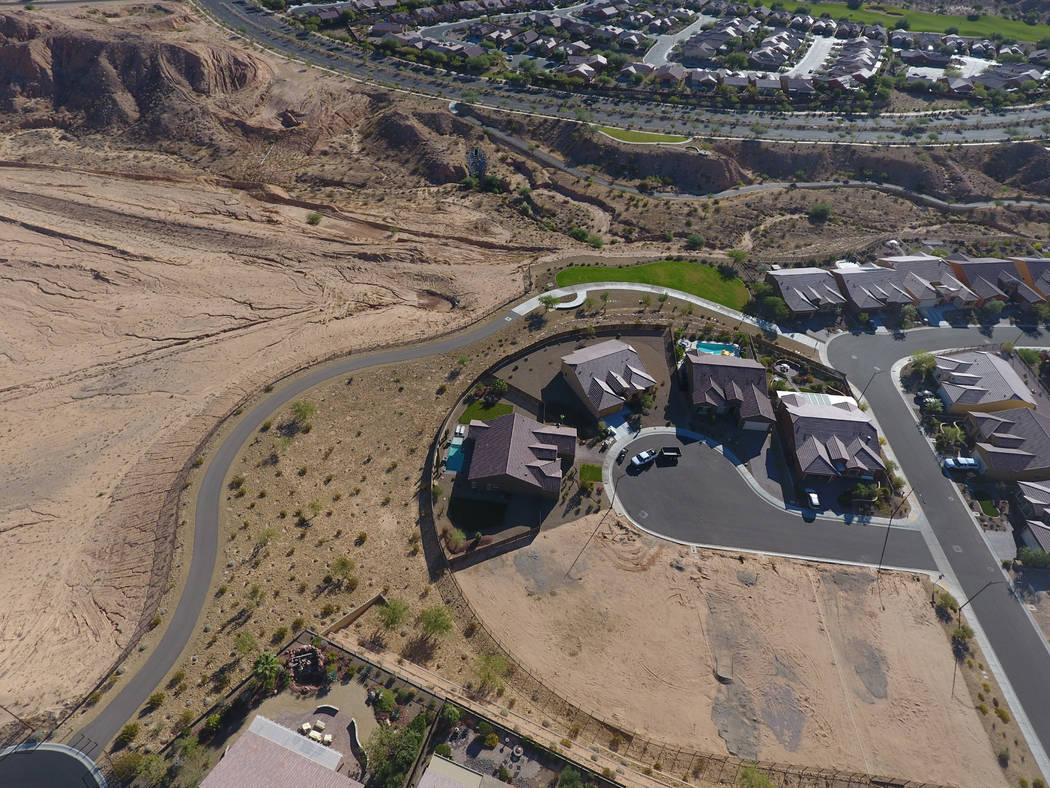La casa de Stephen Paddock, segundo desde la izquierda, se encuentra en un callejón sin salida parcialmente desarrollado en Sun City Mesquite el 6 de octubre de 2017. Michael Quine Las Vegas Revi ...