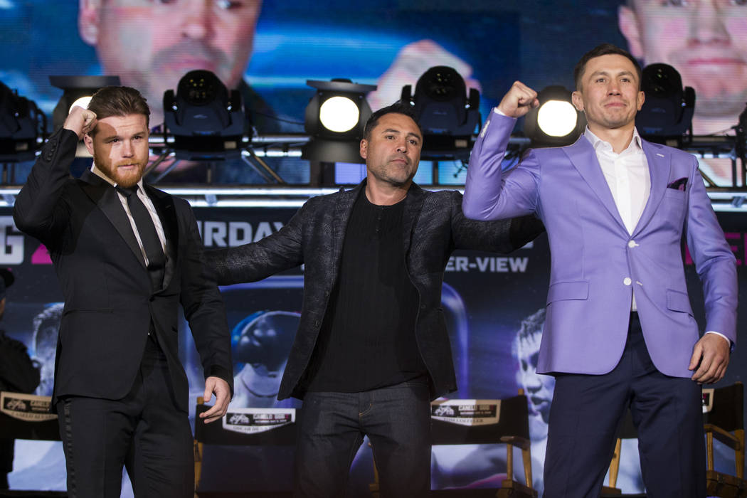 Boxeadores Saúl "Canelo" Álvarez, izquierda, y Gennady Golovkin, derecha, durante su conferencia de prensa con el promotor de boxeo Oscar De La Hoya, en el Microsoft Square en Los Angeles, Calif ...