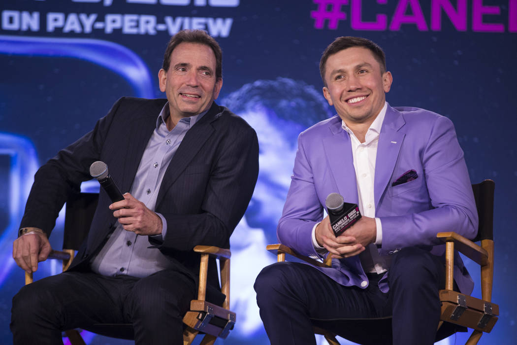 El promotor de boxeo Tom Loeffler, izquierda, y el boxeador Gennady Golovkin, durante una conferencia de prensa en el Microsoft Square en Los Angeles, California, el martes, 27 de febrero de 2018. ...