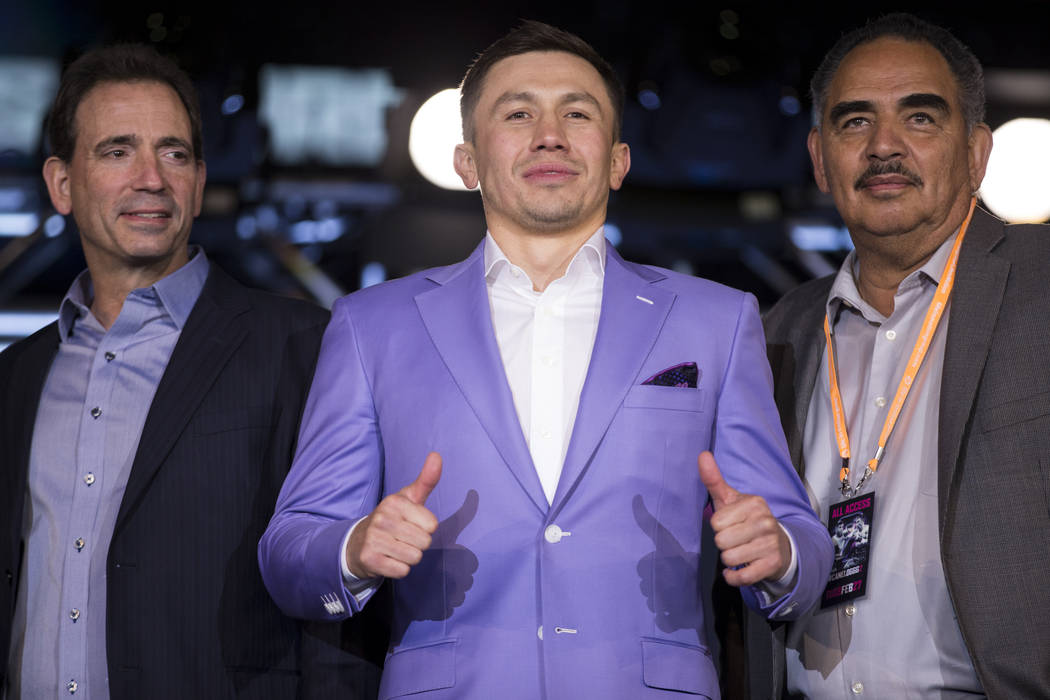 El promotor de boxeo Tom Loeffler, desde la izquierda, el boxeador Gennady Golovkin y el entrenador Abel Sanchez, durante una conferencia de prensa en el Microsoft Square en Los Angeles, Californi ...