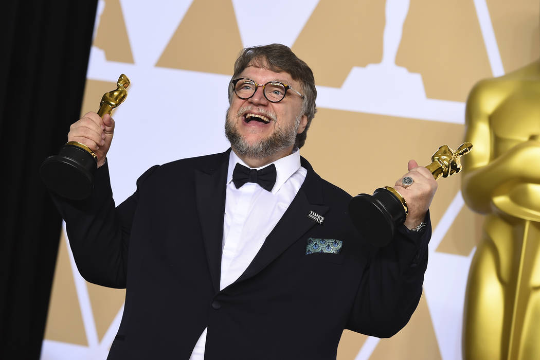 Guillermo del Toro, ganador de los premios al mejor director y mejor película por "La Forma del Agua", posa en la sala de prensa de los Premios Óscar el domingo 4 de marzo de 2018 en el Teatro D ...