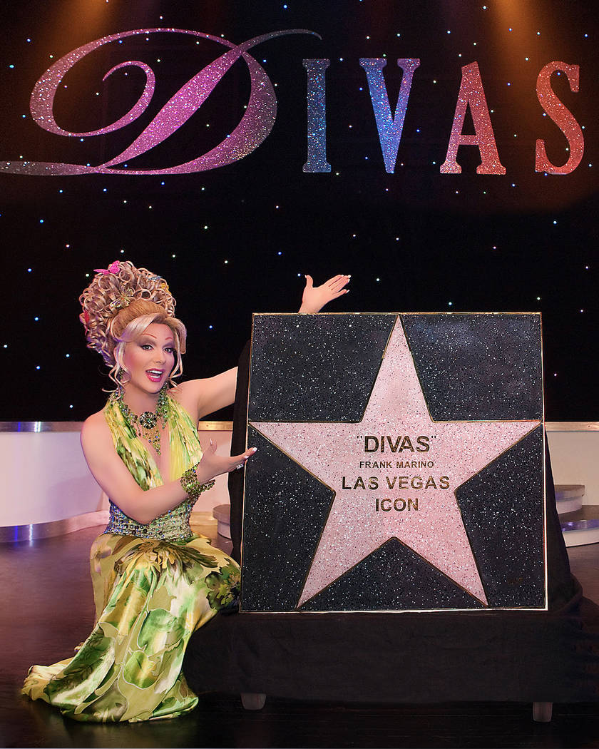 Frank Marino se presenta con su segunda estrella en el Paseo de las estrellas de Las Vegas en su programa Diva's Las Vegas de Frank Marino, presentando un elenco de imitadoras femeninas en el show ...
