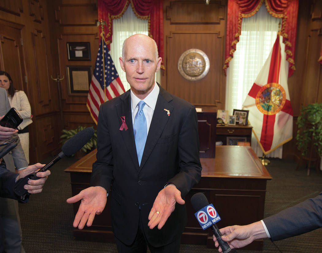 El gobernador de Florida, Rick Scott, habla con los medios en su oficina luego de firmar la Ley de Seguridad Pública Douglas de Marjory Stoneman en Florida, el viernes 9 de marzo de 2018. [Foto AP]