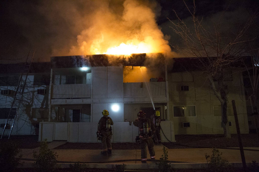 Los bomberos del condado de Clark trabajan para extinguir un incendio en los apartamentos King Richard Court, 840 King Richard Ave., cerca de las carreteras Russell y Paradise el domingo 11 de mar ...