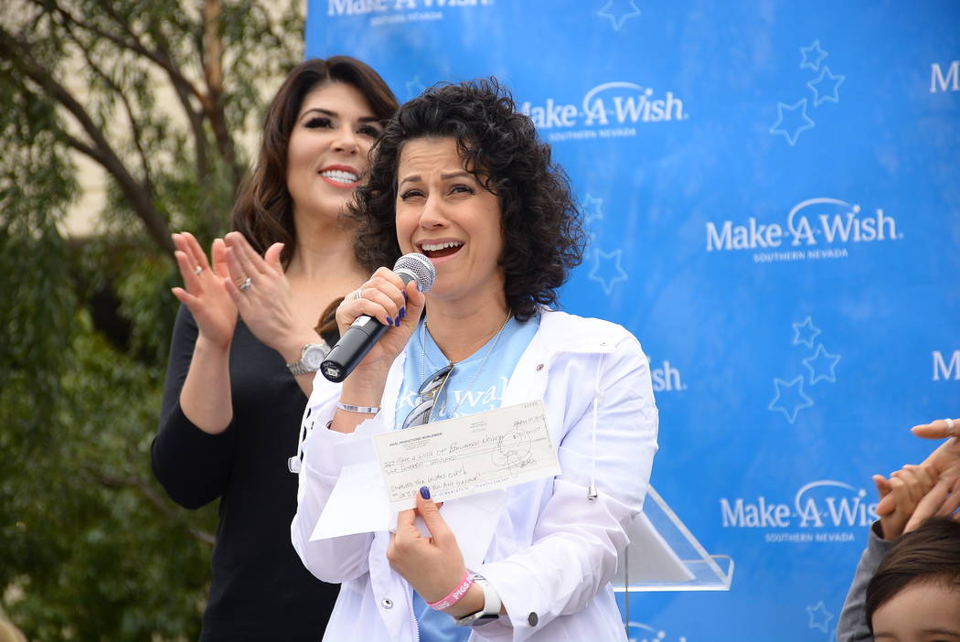 La presidenta y CEO de Make-A-Wish de Southern Nevada: Caroline Ciocca, reacciona a un cheque de $100 mil de Criss Angel en la Caminata por los Deseos en Town Square el sábado 10 de marzo de 2018 ...