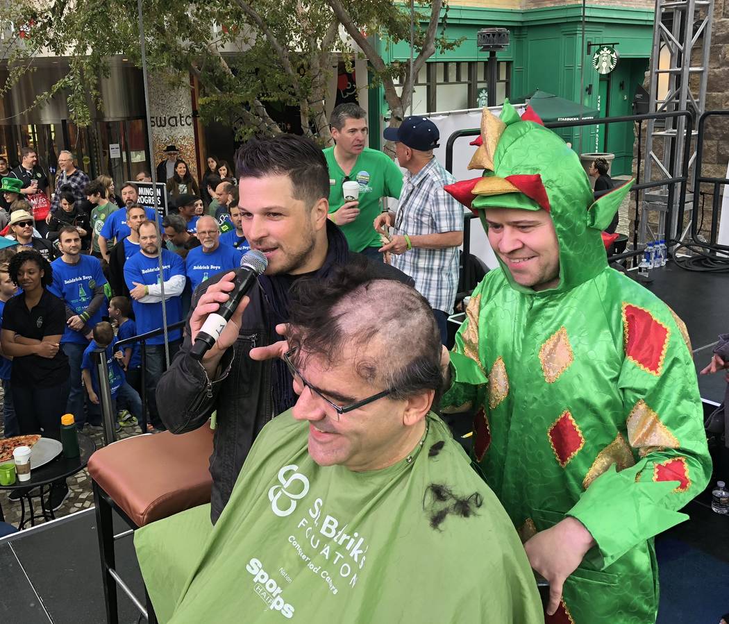Piff, el Dragón Mágico y Mark Shunock se muestran con el columnista del Review-Journal: John Katsilometes en el evento para afeitarse de St. Baldrick's en el New York-New York el sábado 10 de m ...