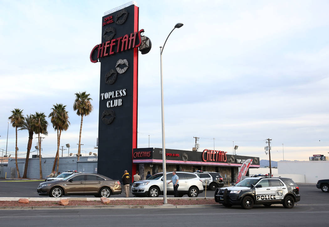 La policía de Las Vegas está investigando después de un tiroteo en el estacionamiento del club de caballeros Cheetahs, 2112 Western Ave., el lunes 12 de marzo de 2018 en Las Vegas. Bizuayehu Te ...