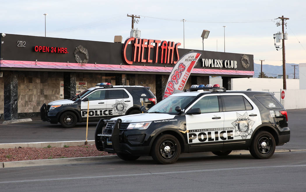 La policía de Las Vegas está investigando después de un tiroteo en el estacionamiento del club de caballeros Cheetahs, 2112 Western Ave., el lunes 12 de marzo de 2018 en Las Vegas. Bizuayehu Te ...