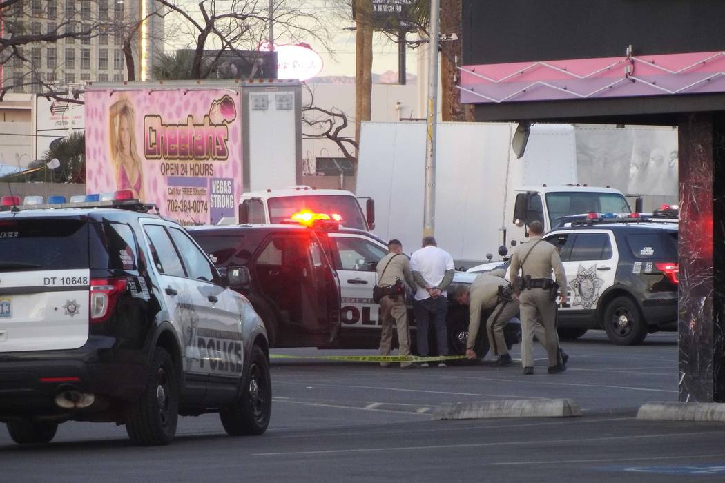 Un hombre fue arrestado después de un tiroteo en el estacionamiento del club de caballeros Cheetahs, ubicado en 2112 Western Ave., en Las Vegas, el lunes 12 de marzo de 2018. Bizuayehu Tesfaye /  ...