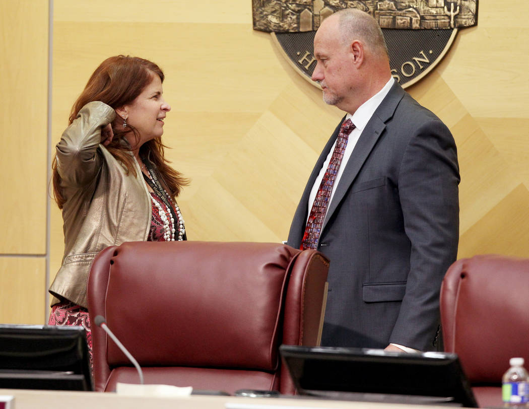 La Alcaldesa de Henderson: Debra March, izquierda, habla con el Asistente del Administrador de la Ciudad: Greg Blackburn, antes de una reunión del Consejo Municipal el 2 de enero. (K.M. Cannon La ...