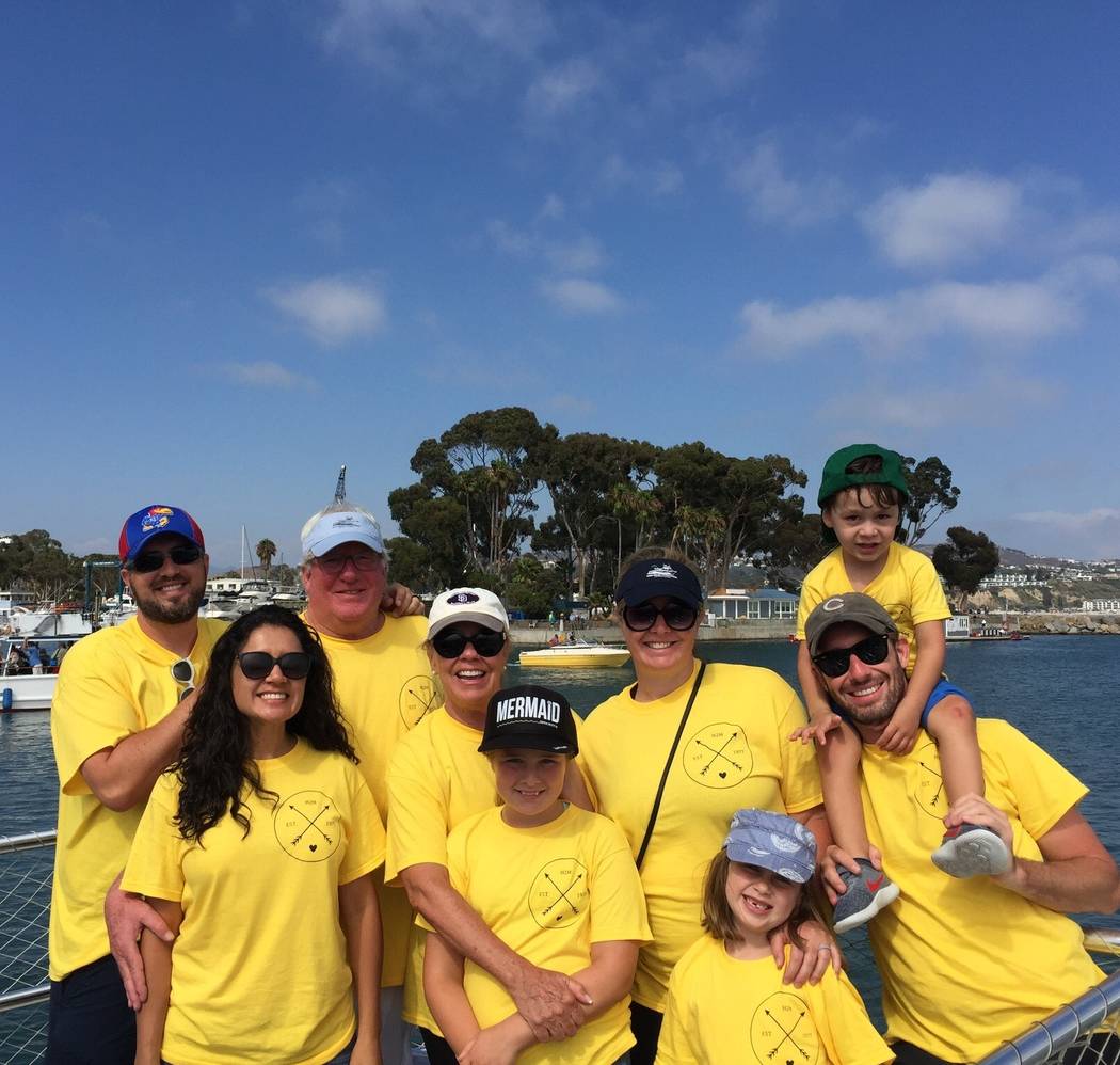 Robert Hunter, tercero desde la izquierda, con su esposa, hijos, suegros y nietos en Laguna Beach, California. (Cortesía de Jenn Moss)
