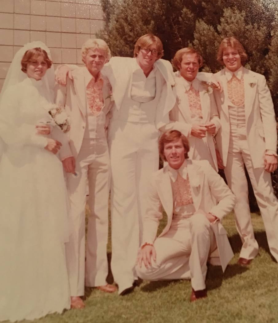 Robert Hunter, tercero desde la izquierda, y Lynne Hunter, izquierda, el día de su boda en 1977. (Cortesía de Jenn Moss)