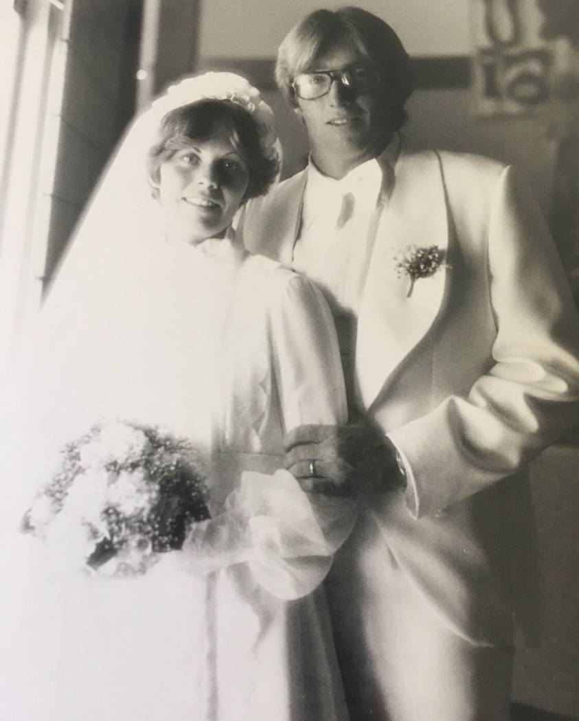 Robert Hunter, a la derecha, con su esposa Lynne Hunter, a la izquierda, el día de su boda en julio de 1977. (Cortesía de Jenn Moss).