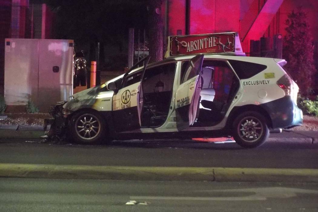 Un taxi se incendió la madrugada del jueves en la carretera Paradise, cerca de Desert Inn. Nadie resultó herido y la policía no conoce la causa del incendio. (Max Michor / Las Vegas Review-Journal)