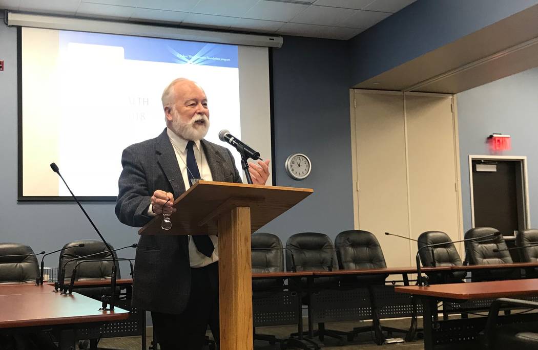 El Director de Salud del Distrito de Salud del Sur de Nevada: Joe Iser habla ante una multitud de funcionarios de salud locales y estatales en las clasificaciones de salud 2018 de los condados de  ...
