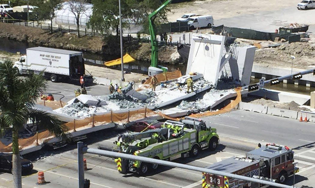 El personal de emergencias responde a un puente peatonal colapsado en la Universidad Internacional de Florida el jueves 15 de marzo de 2018, en el área de Miami. El flamante puente peatonal colap ...