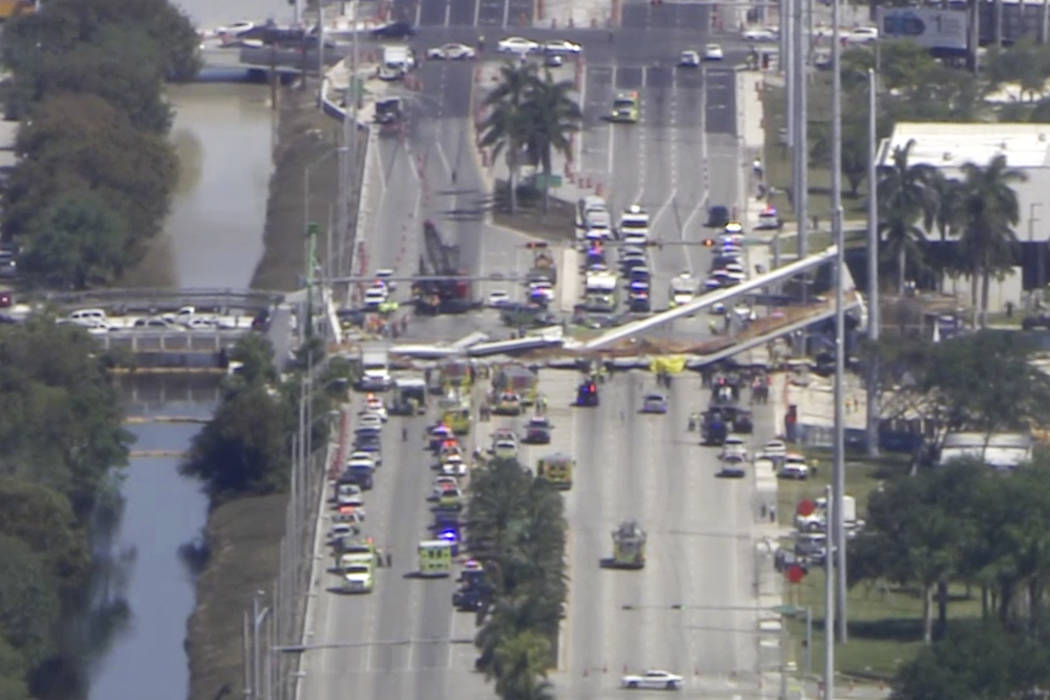 En este cuadro de video, el personal de emergencia trabaja en la escena de un puente colapsado en el área de Miami, el jueves 15 de marzo de 2018. (WPLG-TV vía AP)