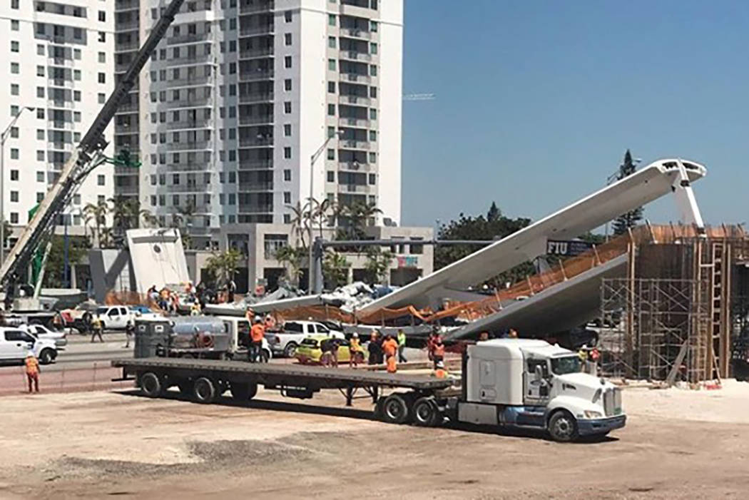 El personal de emergencia trabaja en la escena de un puente colapsado en el área de Miami, el jueves 15 de marzo de 2018. (magno.meza / Instagram)