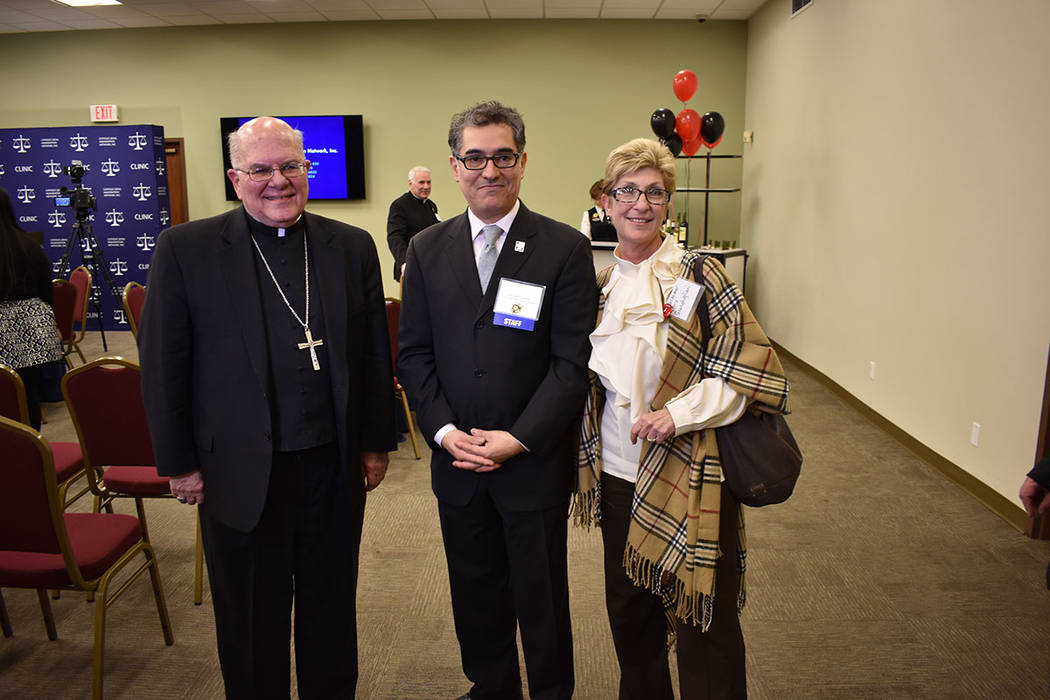 De izquierda a derecha, el Obispo Pepe, Andrés Abella de CLINIC, y la precandidata a la gubernatura de Nevada, Chris Giunchigliani. Jueves 15 de marzo de 2018 en el Centro Católico de Las Vegas. ...