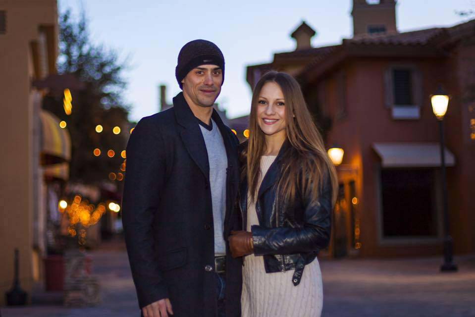 Yann Arnaud se muestra con su esposa: Inna Gorelova, en una foto publicada en su página de Facebook en enero de 2016. (Facebook)
