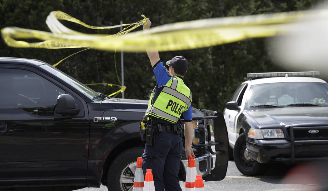 Un oficial de la policía de Austin levanta una barrera cerca del sitio de la explosión del domingo, el lunes 19 de marzo de 2018, en Austin, Texas. Varias personas resultaron heridas en la explo ...