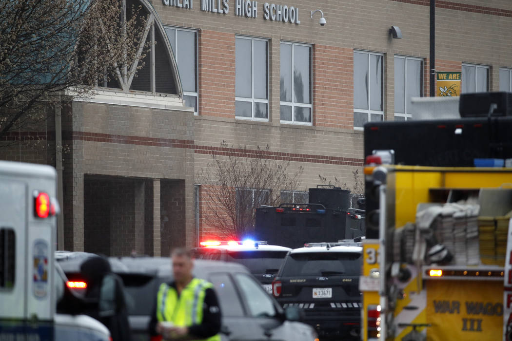 Oficiales y agentes federales convergen en Great Mills High School, en la escena de un tiroteo, el martes 20 de marzo de 2018 en Great Mills, Maryland. El tiroteo dejó al menos tres personas heri ...