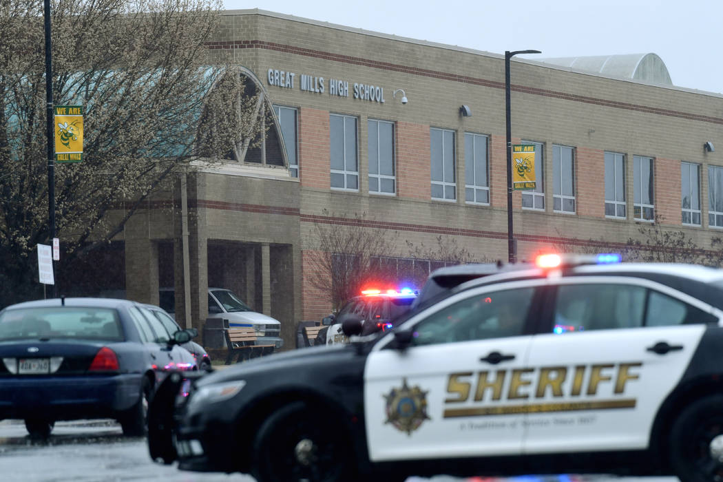 Oficiales, agentes federales y personal de rescate convergen en Great Mills High School, escenario de un tiroteo, el martes 20 de marzo de 2018 en Great Mills, Maryland (Susan Walsh / AP).