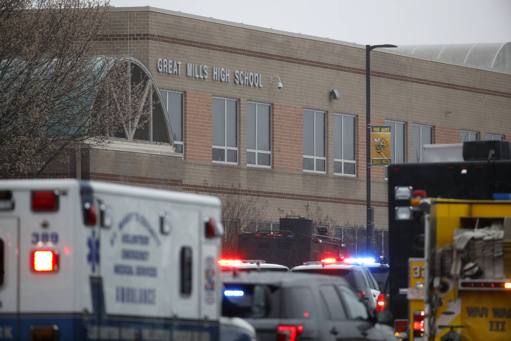 Oficiales, agentes federales y personal de rescate convergen en Great Mills High School, escenario de un tiroteo, la mañana del martes 20 de marzo de 2018 en Great Mills, Maryland. El tiroteo dej ...