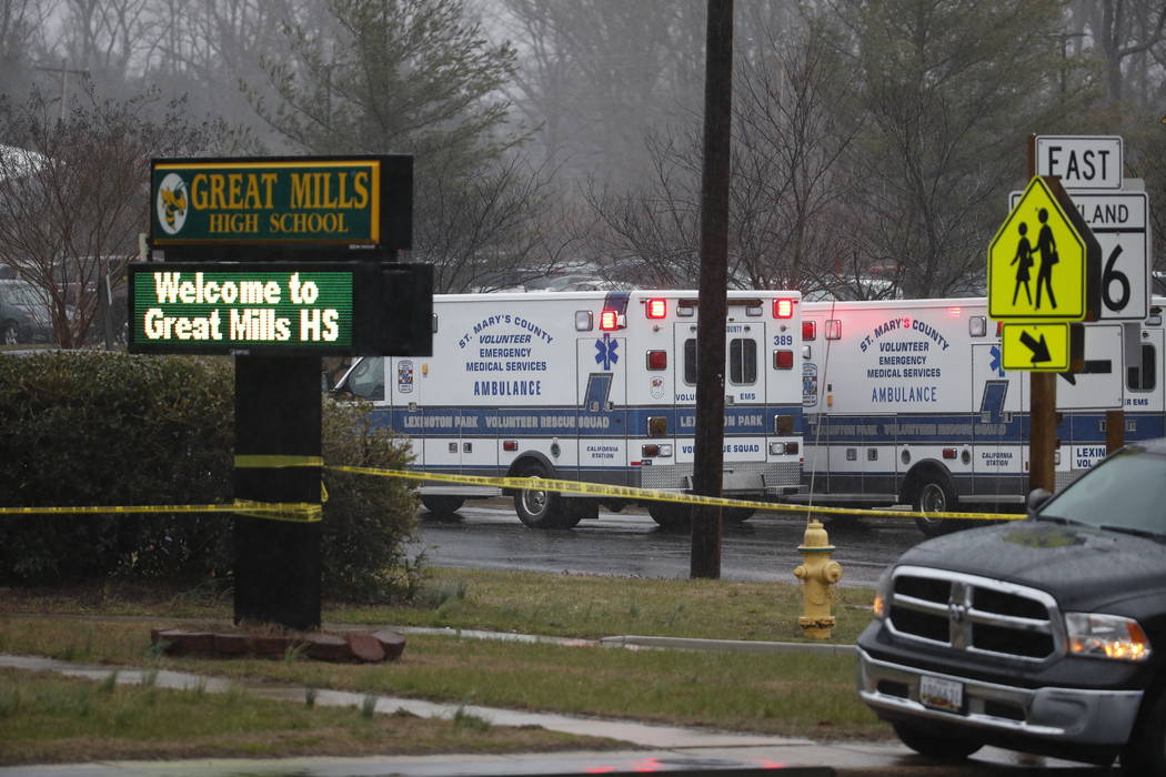 Oficiales, agentes federales y personal de rescate convergen en Great Mills High School, escenario de un tiroteo, el martes 20 de marzo de 2018 en Great Mills, Maryland (Susan Walsh / AP).