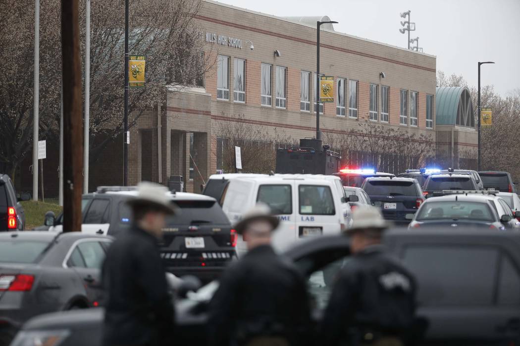 Oficiales y agentes federales convergen en Great Mills High School, en la escena de un tiroteo, el martes 20 de marzo de 2018 en Great Mills, Maryland. El tiroteo dejó al menos tres personas heri ...