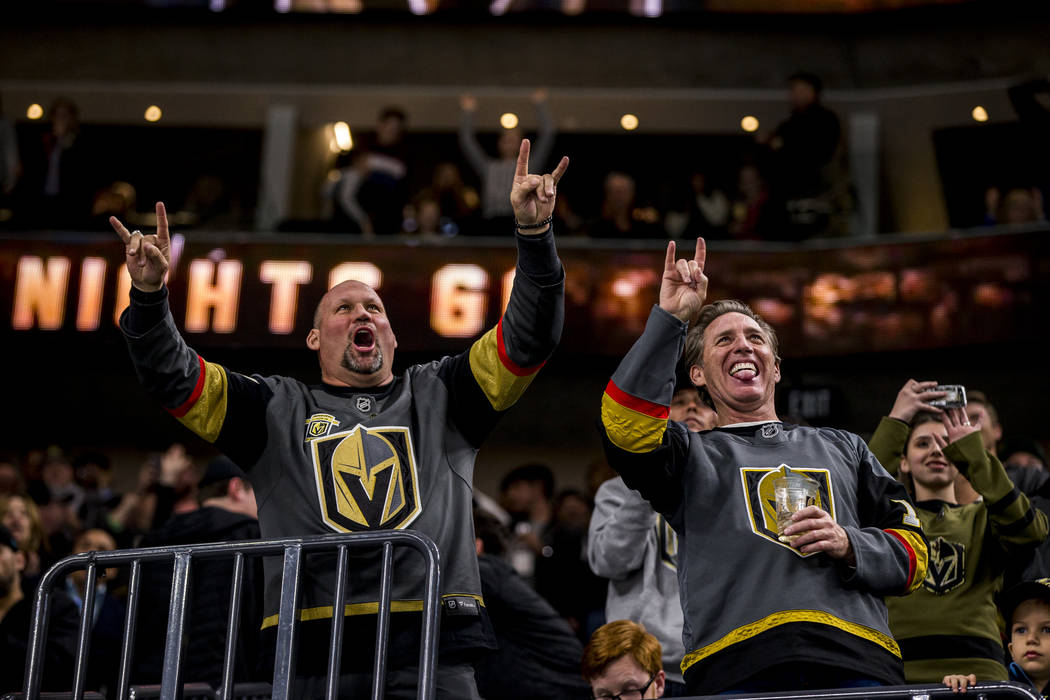 Los fans celebran después del sexto gol del juego de los Golden Knights durante el segundo periodo de un juego de hockey NHL en la Arena T-Mobile en Las Vegas el viernes 23 de febrero de 2018. Pa ...
