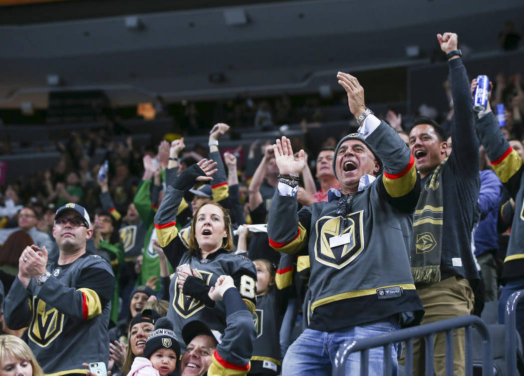 Los fanáticos de los Golden Knights celebran el primer gol del equipo contra los New Jersey Devils durante el segundo periodo de un juego de hockey NHL en la Arena T-Mobile en Las Vegas el miérc ...