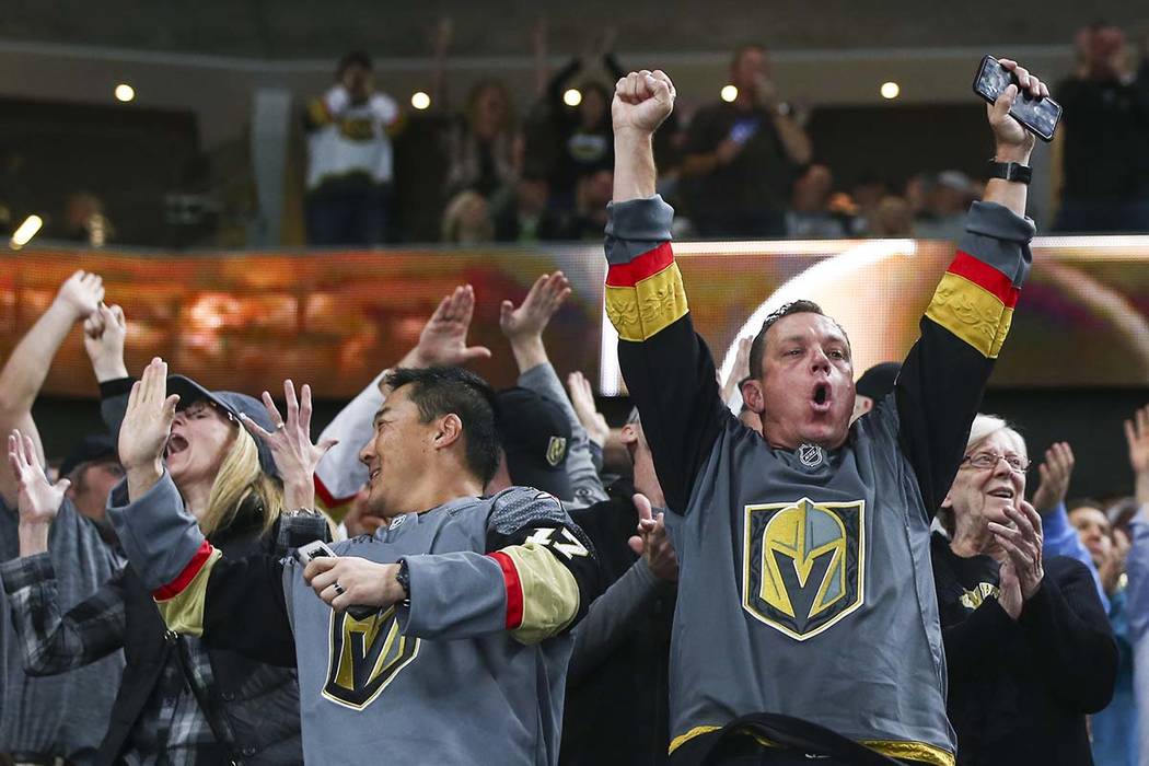 Los fanáticos de los Golden Knights celebran el segundo gol contra los New Jersey Devils durante el segundo periodo de un juego de hockey de la NHL en la Arena T-Mobile en Las Vegas el miércoles ...