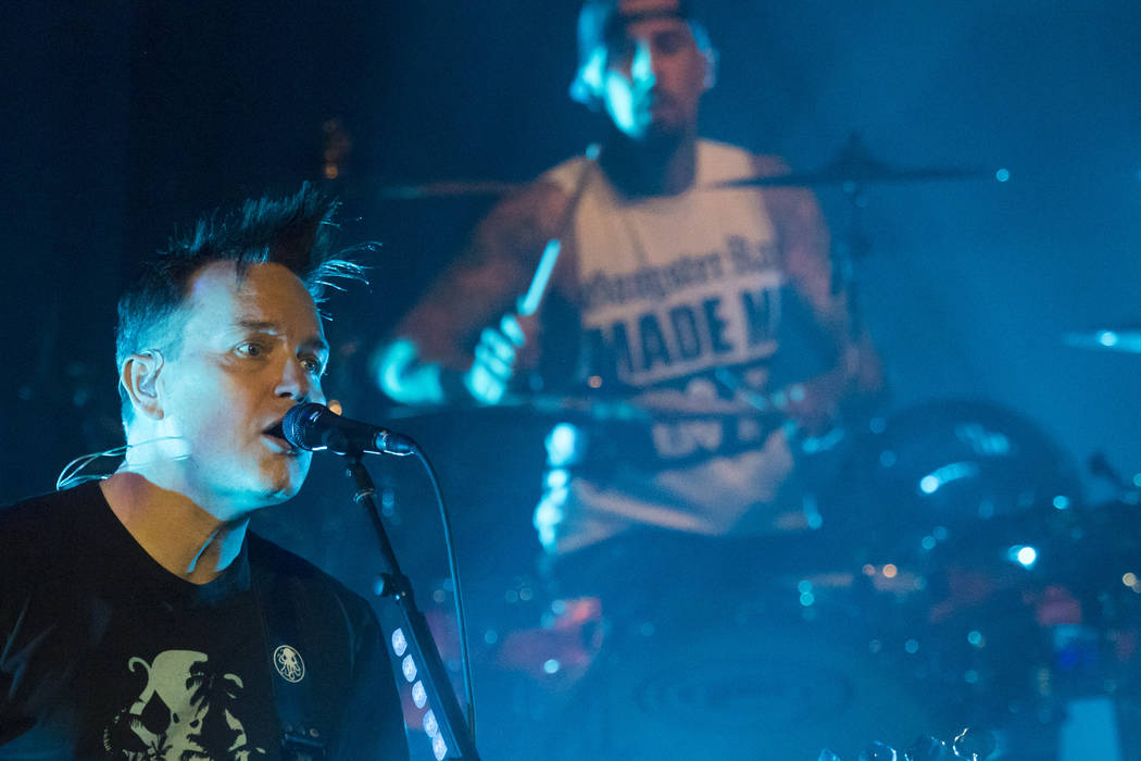 Mark Hoppus de Blink-182 se presenta durante la noche uno de Holiday Havoc en The Pearl Concert Theatre en el hotel-casino Palms el jueves 8 de diciembre de 2016. (Miranda Alam / Las Vegas Review- ...