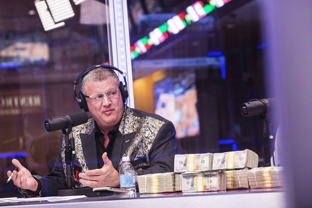 Derek Stevens, propietario del hotel-casino D Las Vegas, discute la apertura de las líneas durante una transmisión en vivo que cubre el Torneo NCCA en Vegas Stats & Information Network el doming ...