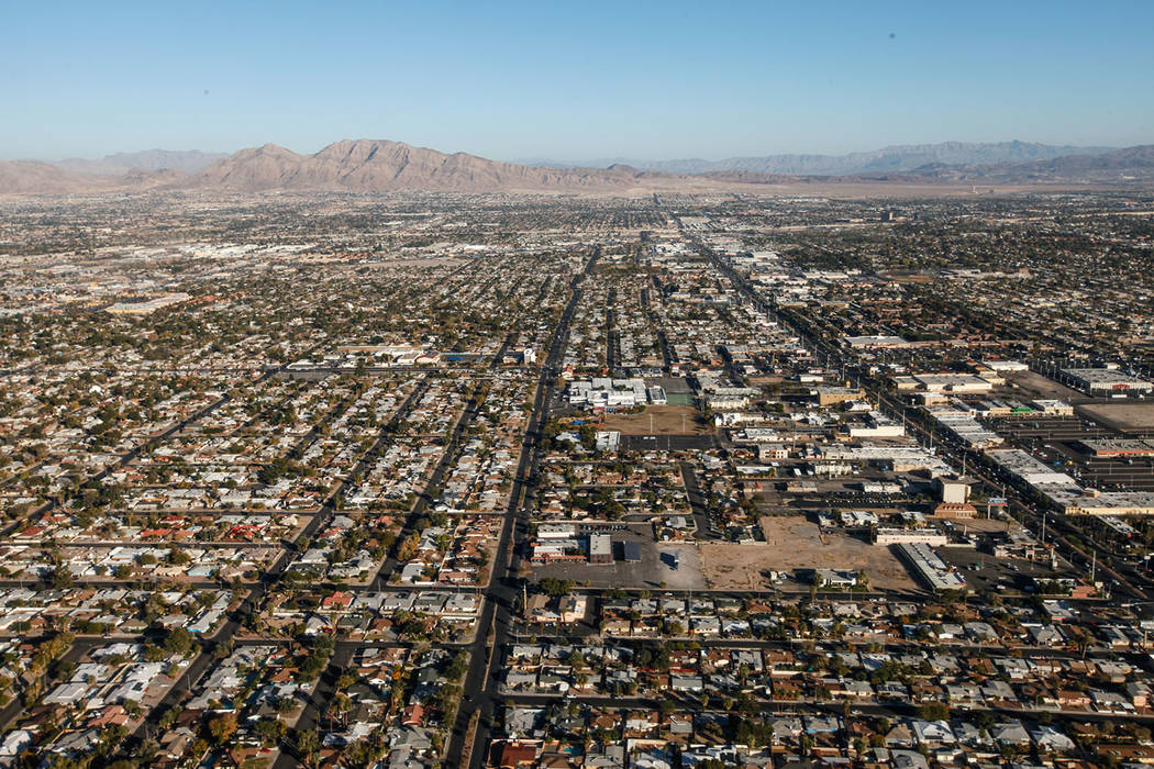 Una vista de Las Vegas y North Las Vegas vista desde el interior de un helicóptero el viernes 1 de diciembre de 2017. Joel Angel Juarez Las Vegas Review-Journal @jajuarezphoto