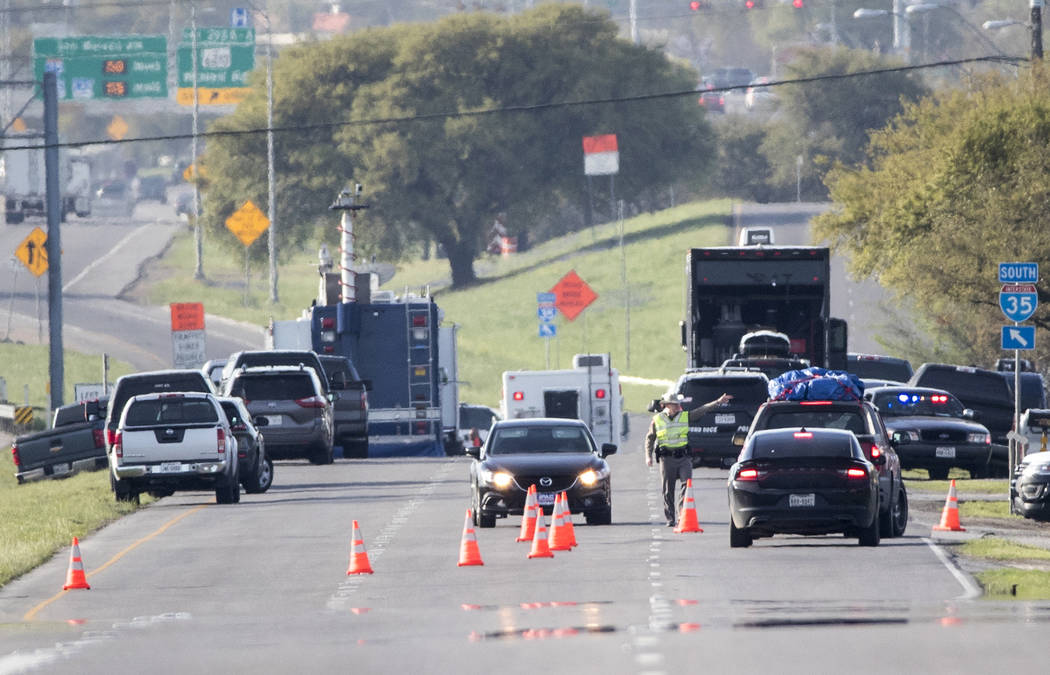 Funcionarios trabajan en un área bloqueada cerca de donde un sospechoso de una serie de ataques con bombas en Austin se inmoló cuando las autoridades se acercaron, el miércoles 21 de marzo de 2 ...
