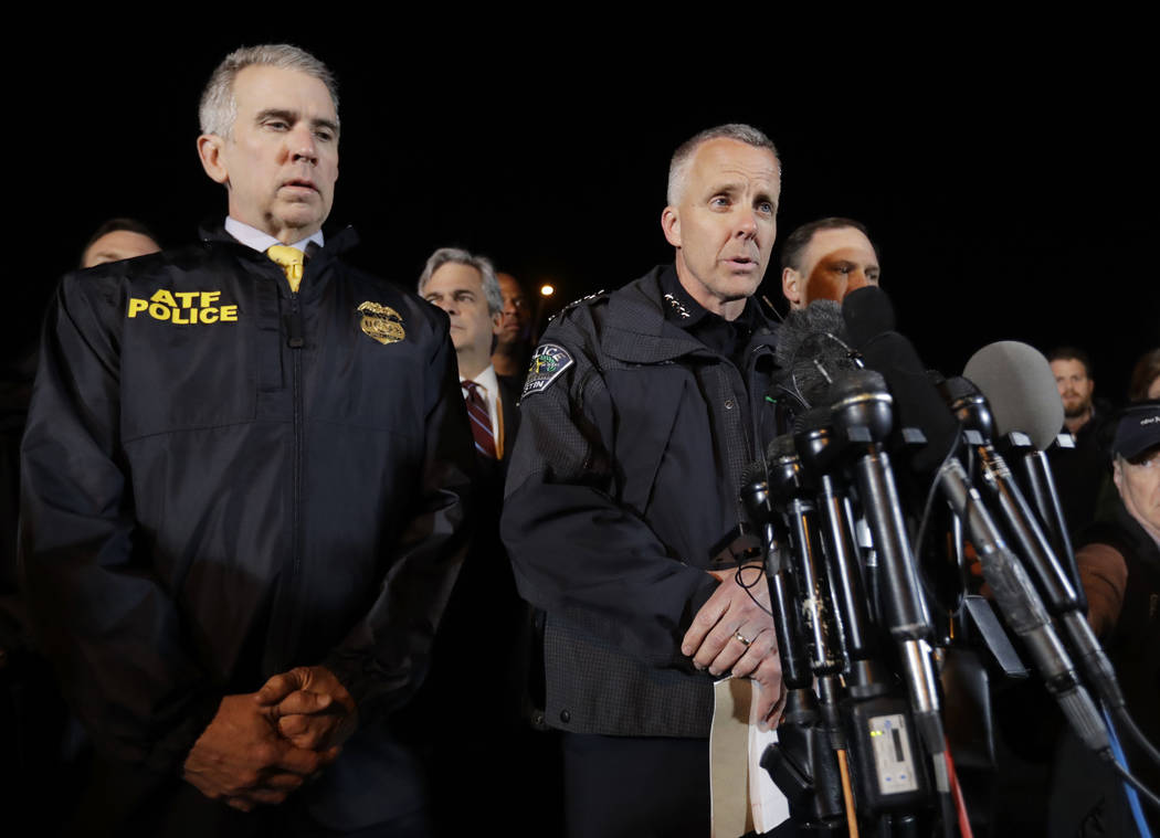 El jefe interino de la policía de Austin: Brian Manley, a la derecha, se encuentra con otros miembros de la policía mientras informa a los medios el miércoles 21 de marzo de 2018 en el suburbio ...