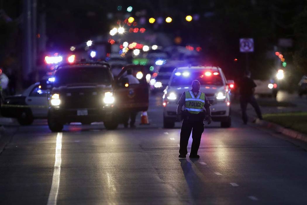 La etapa de vehículos de emergencia cerca del sitio de otra explosión, el martes 20 de marzo de 2018, en Austin, Texas. La madrugada del miércoles, el sospechoso murió cuando detonó un dispos ...